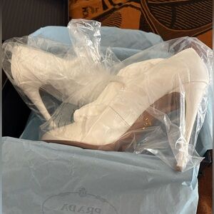 Brand New Authentic Prada White Satin Pump size 41